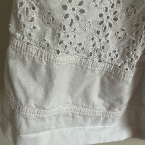 WHITE OSCAR DE LA RENTA WHITE EYELET LACE MINI 🤍 - Picture 5 of 5